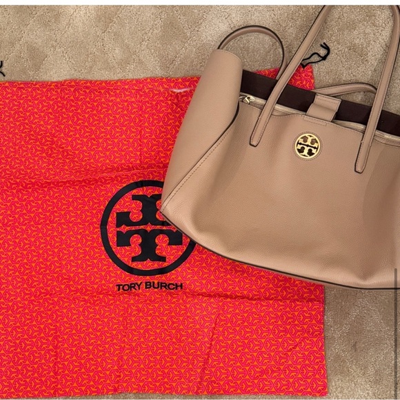 Tory Burch Handbags - Tory Burch Beige Leather Tote
With dust bag